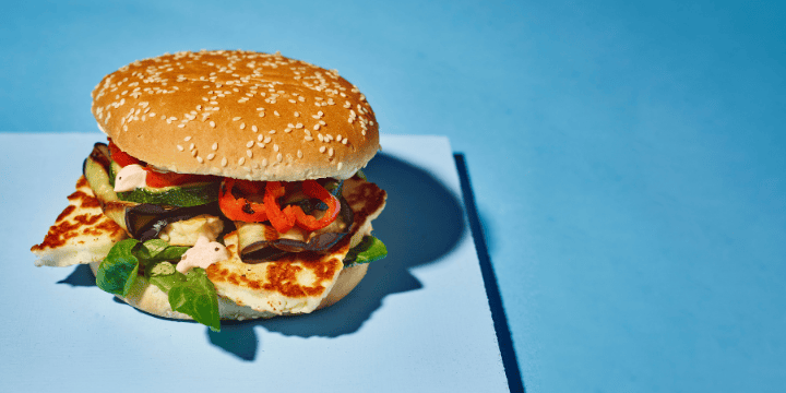 Halloumiburger met gegrilde groenten en yoghurtsaus